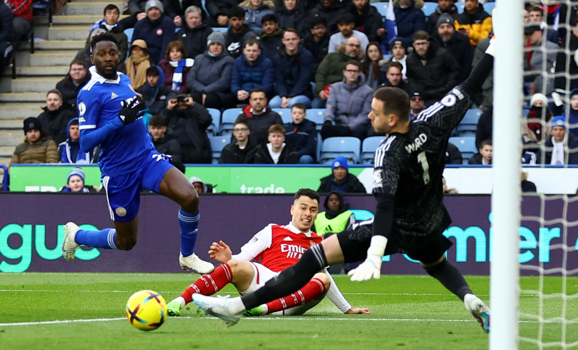 摒弃暴力冲 摒弃暴力冲